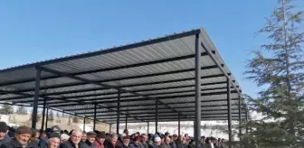 Adana'da depremde ölen 5 kişilik aile, yan yana toprağa verildi