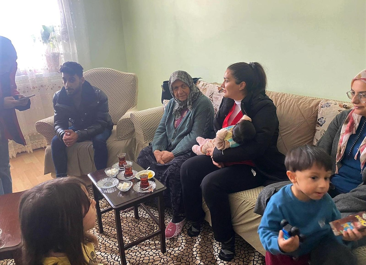 Ağrı\'dan deprem bölgesine giden ekipler hayat kurtarmaya devam ediyor