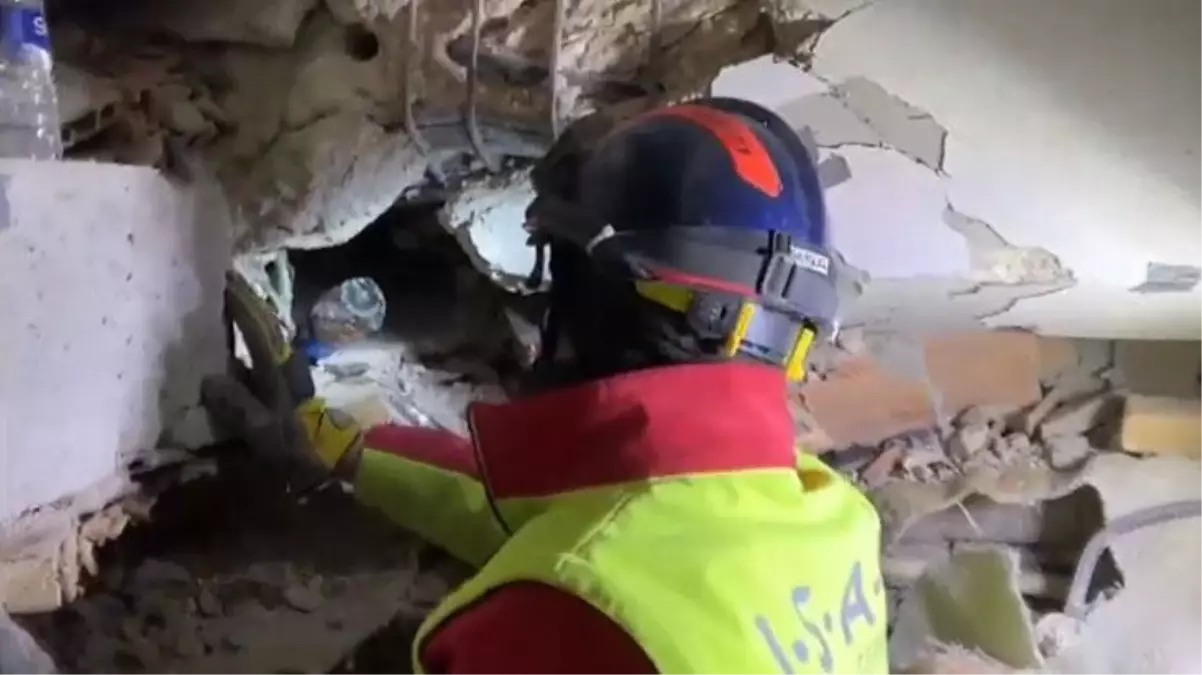 Alman kurtarma ekibi enkaz altındaki vatandaşı öğrendiği Türkçe ile sakinleştirmeye çalıştı: Zeynep hanım korkma