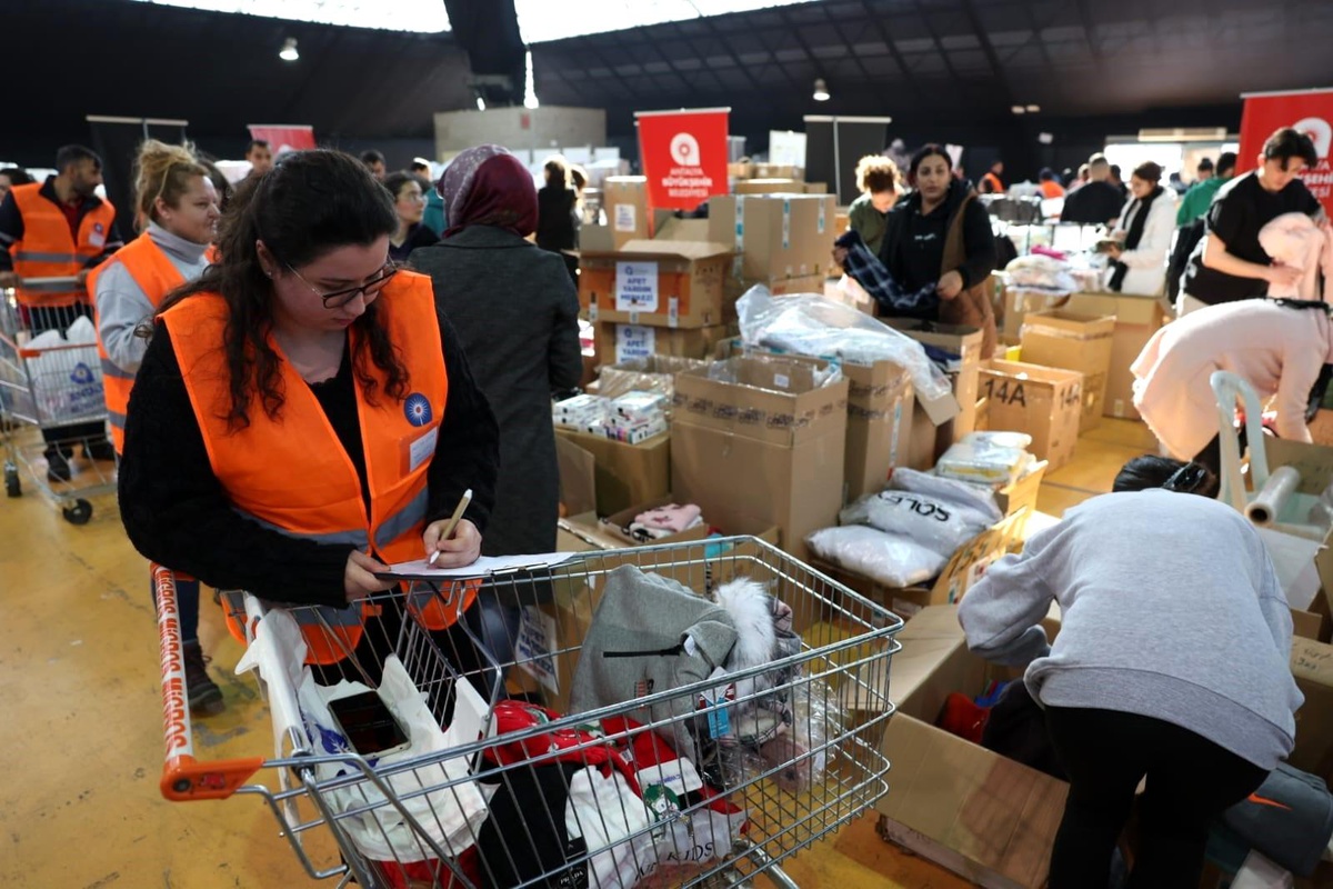 Deprem Bölgesinden Antalya\'ya Gelen Vatandaşların İhtiyaçları Karşılanıyor