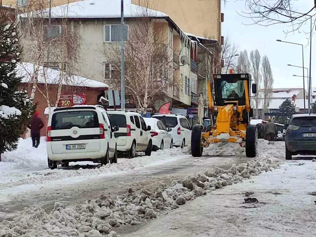 Ardahan Belediyesi ekiplerinin karla mücadele çalışmaları