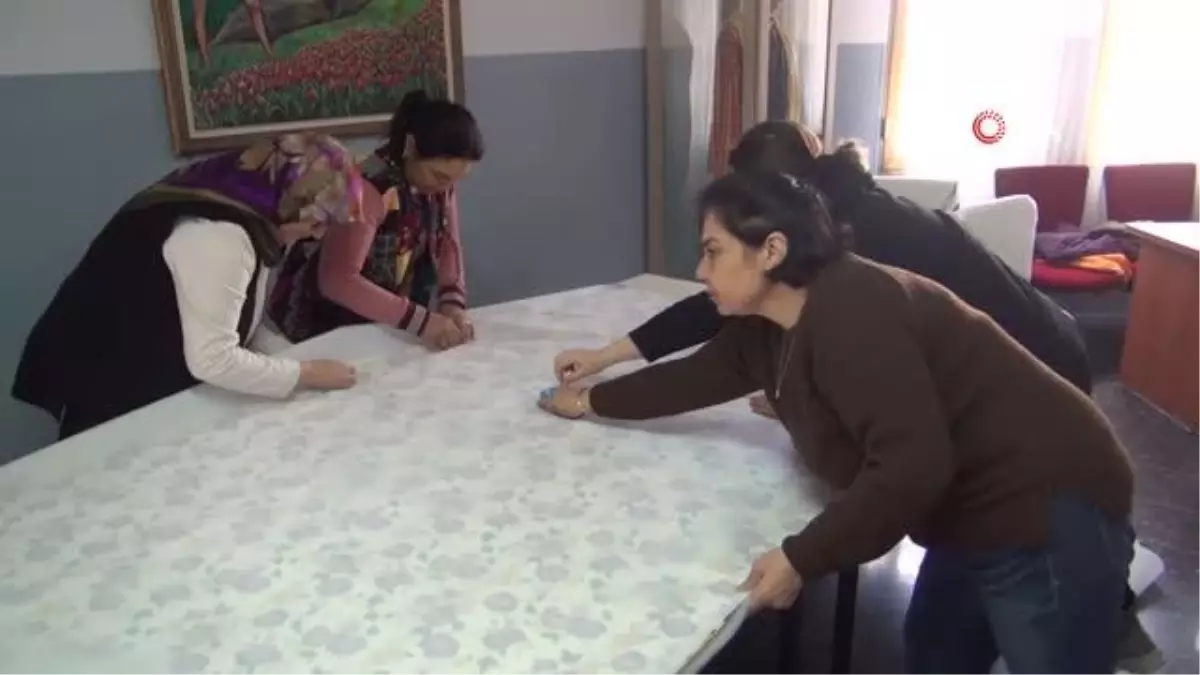 Bağışlanan kumaşlar depremzedelere battaniye oluyor