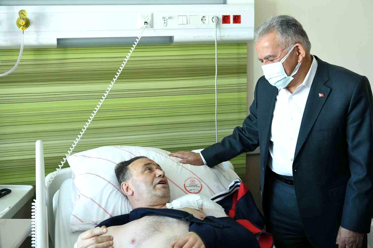 Büyükkılıç, yaralı depremzedeleri ziyaret etti