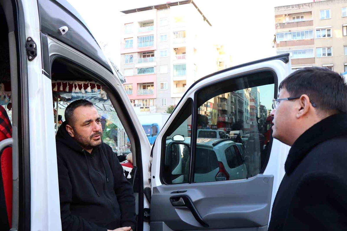 Başkan Özcan depremzede vatandaşlarla kucaklaşmaya devam ediyor
