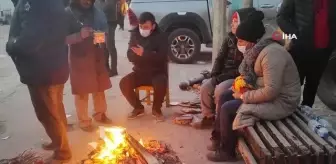 Bina çöktü 8-10 adım sonra kendini caddede buldu, kocası ve oğlunun kurtarılmasını bekliyor