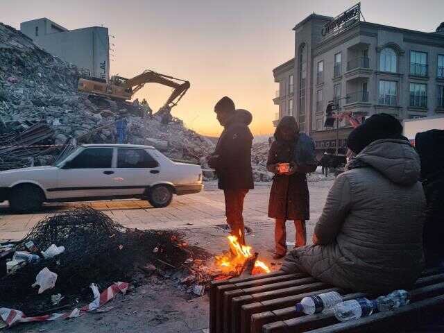 Bina çöktü 8-10 adım sonra kendini caddede buldu, kocası ve oğlunun kurtarılmasını bekliyor Bina çöktü 8-10 adım sonra kendini caddede buldu, kocası ve oğlunun kurtarılmasını bekliyor