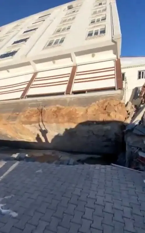 Bina yan yattı, camları bile kırılmadı