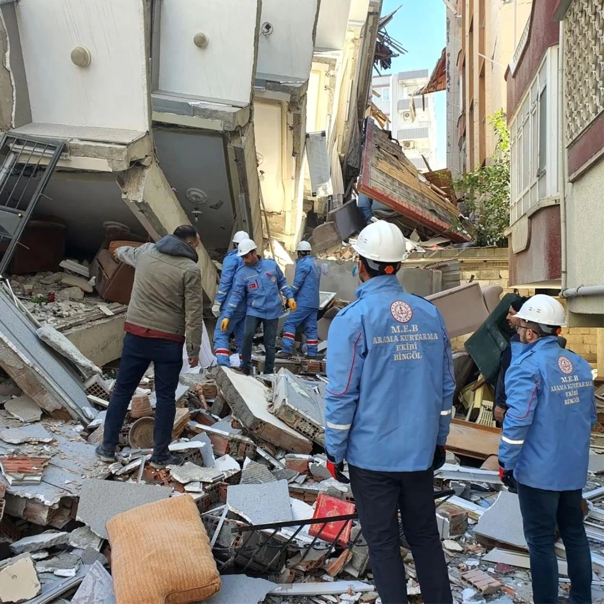 Bingöl\'den deprem bölgesine 796 personel gönderildi