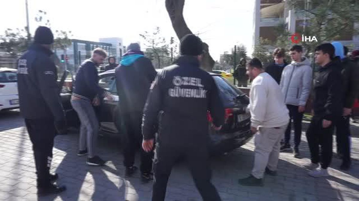 Bulgar vatandaşlar, depremzedeler için topladığı malzemeleri Edirne'ye getiriyor