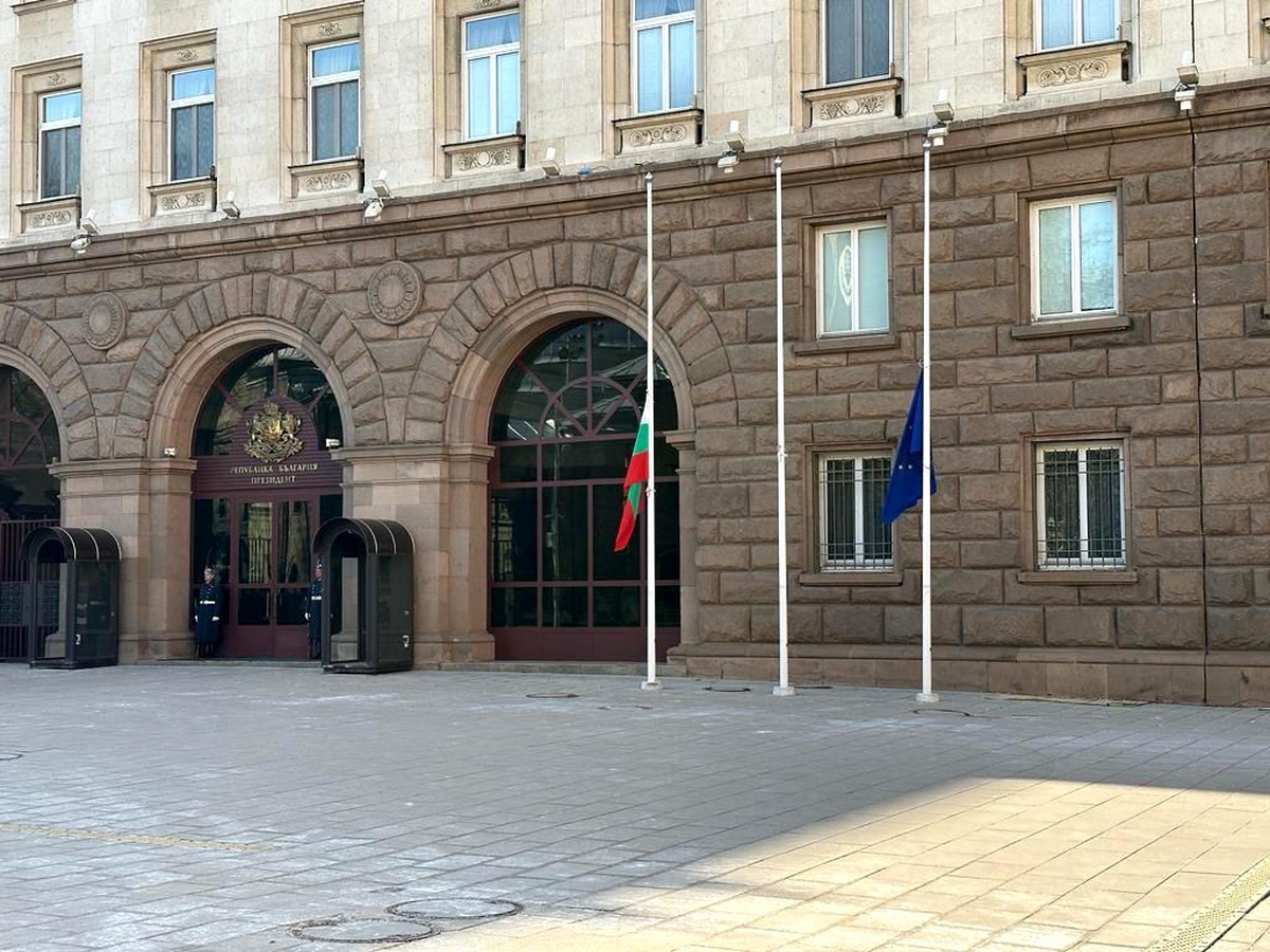 Bulgaristan\'da tüm kamu kuruluşlarında bayraklar yarıya indirildi
