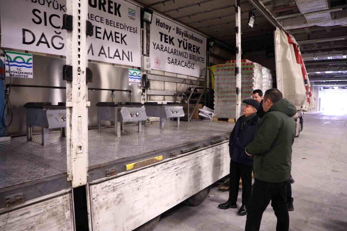 Büyükçekmece\'de vatandaşlar depremzedeler için seferberlik halinde