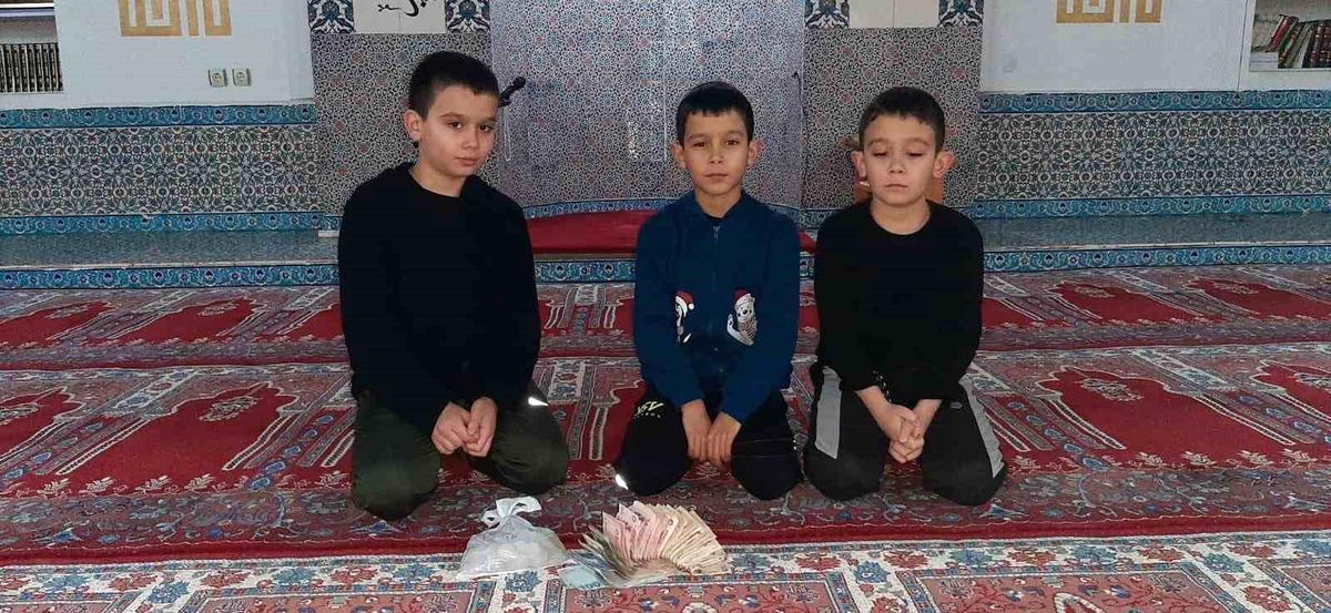 Çanakkale\'de 3 kardeş kumbaralarında biriktirdikleri 2 bin lirayı depremzedeler için bağışladı