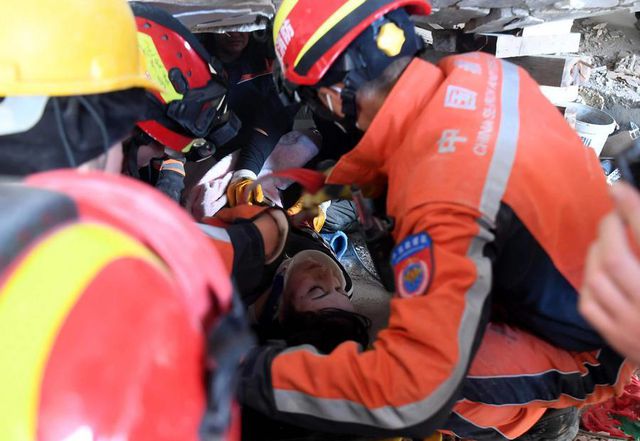 Çinli ve Türk Kurtarma Ekipleri Antakya'da Üç Kadını Enkaz Altından Kurtardı