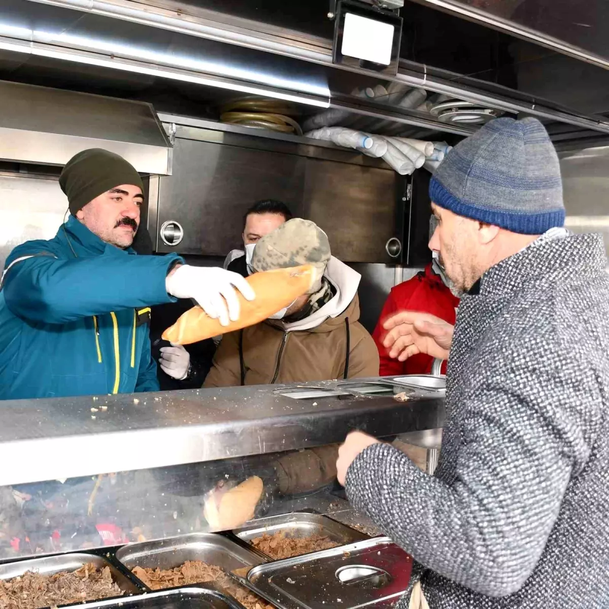 Deprem bölgesinde yürek ısıtan kareler objektiflere yansıdı
