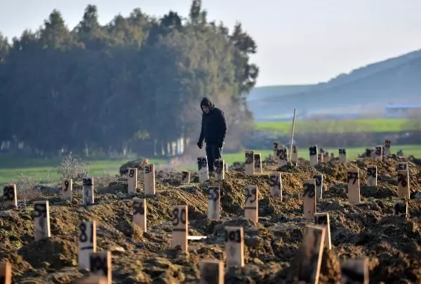 DEPREM MEZARLIĞI'NDA NUMARALI DEFİN