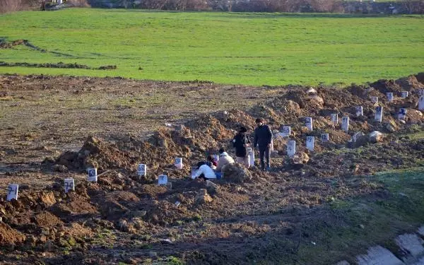 DEPREM MEZARLIĞI'NDA NUMARALI DEFİN