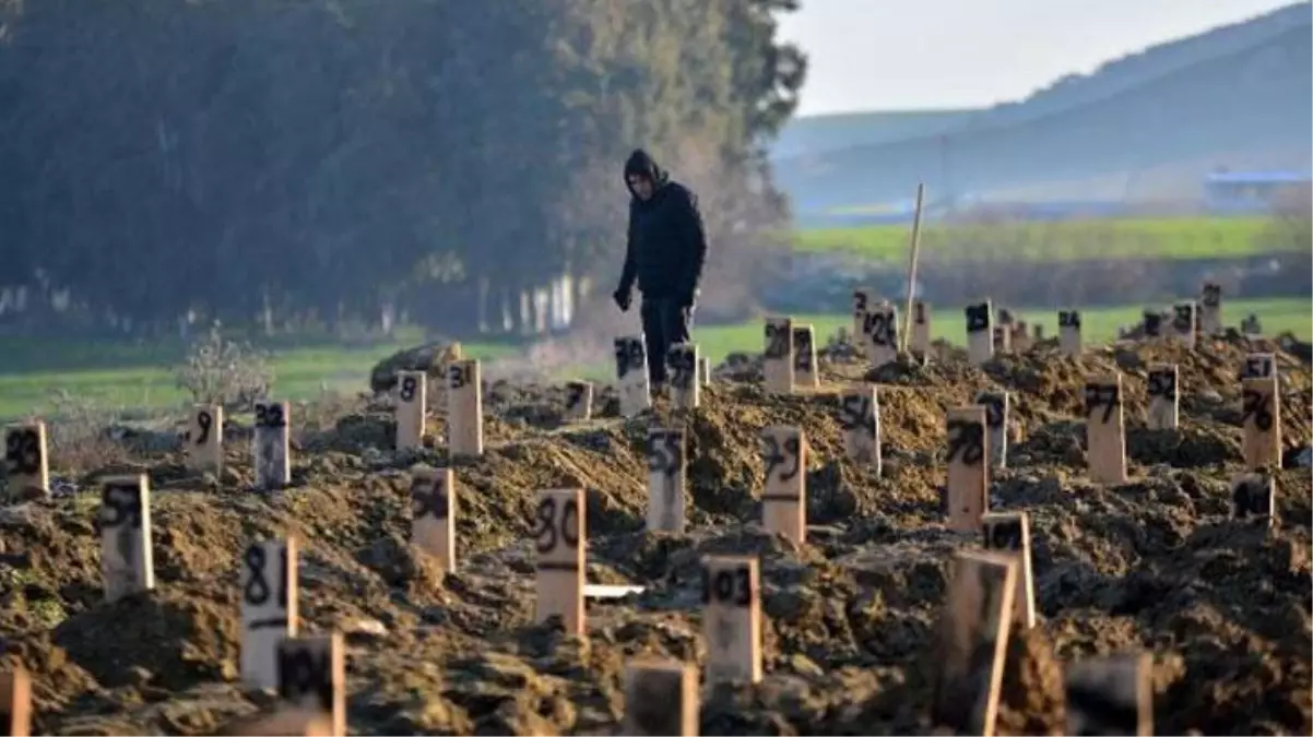 Deprem mezarlığında yürek yakan manzara! Mezar taşlarına isim yerine numara yazılıyor