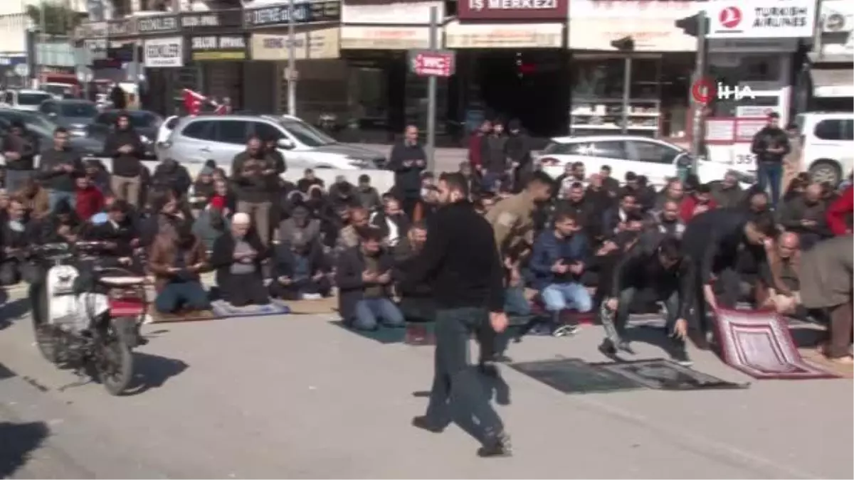 Deprem riski nedeniyle Adana\'da cuma namazı sokakta kılındı