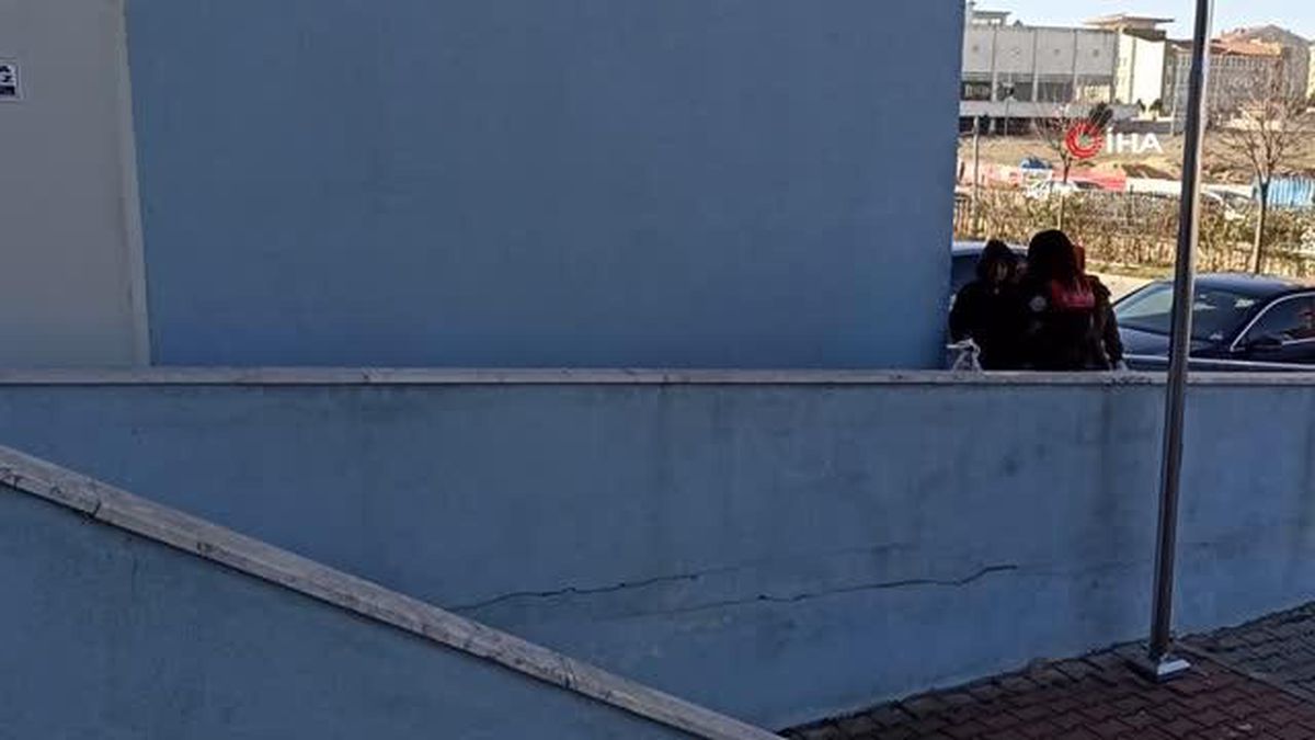 Deprem yardımlarını çalan 4 belediye personeli adliyeye sevk edildi