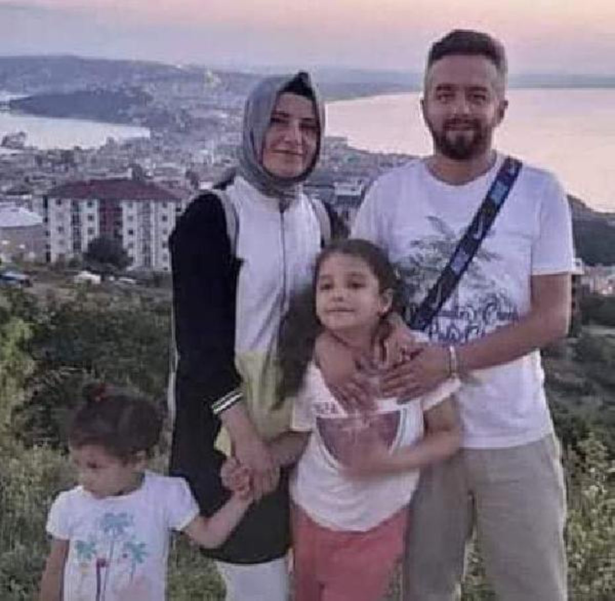 Depremde eşi ve 2 çocuğuyla yaşamını yitiren öğretmen toprağa verildi