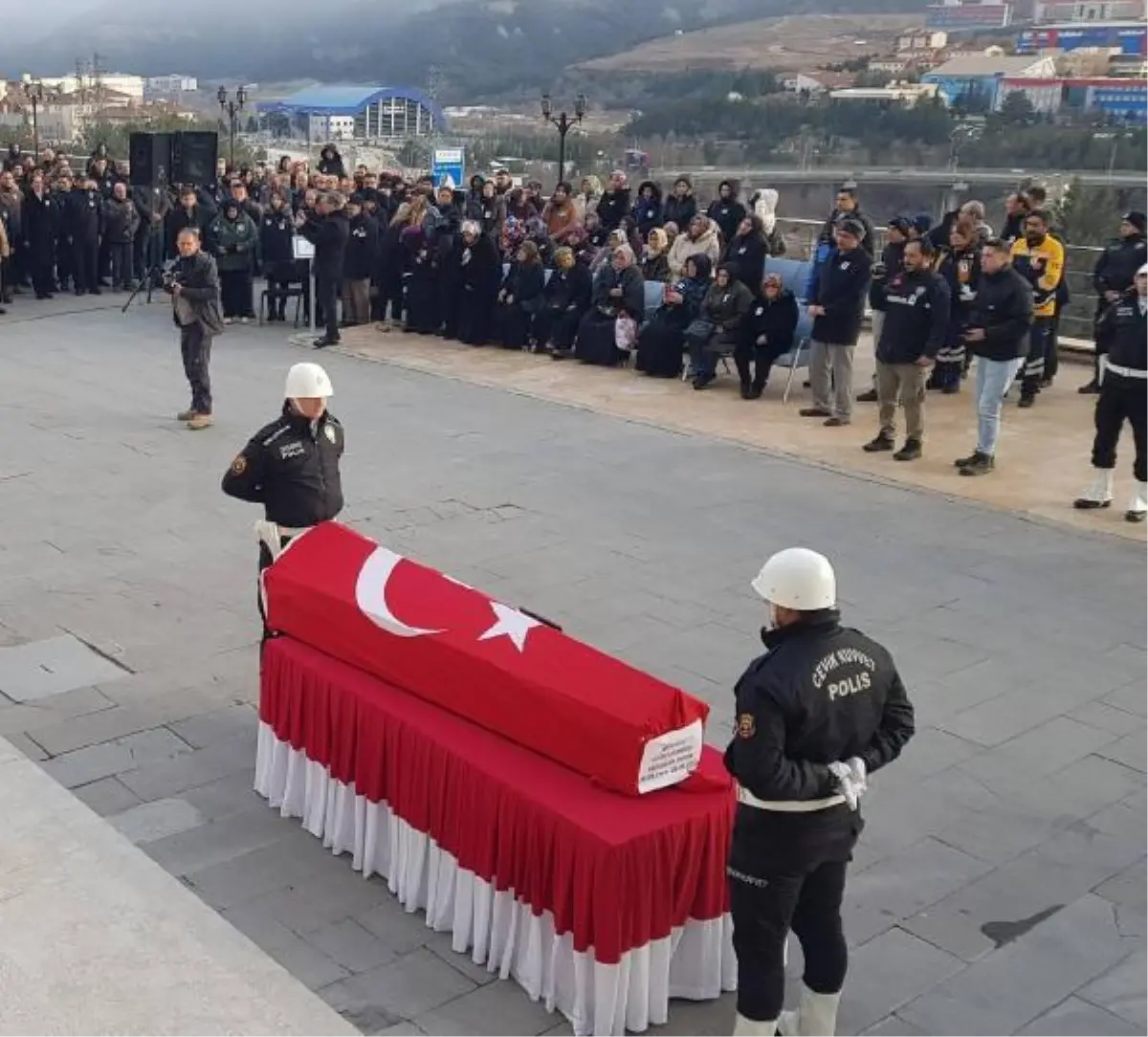 Depremde hayatını kaybeden polis memuru eşinin yanına defnedildi