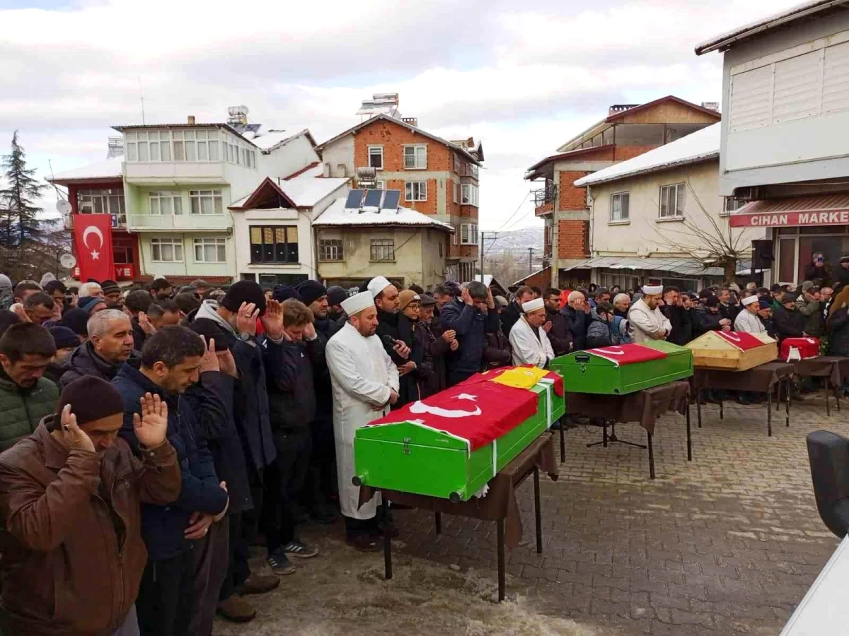 Depremde hayatını kaybeden 4 kişilik Selçuk ailesi Simav\'da toprağa verildi