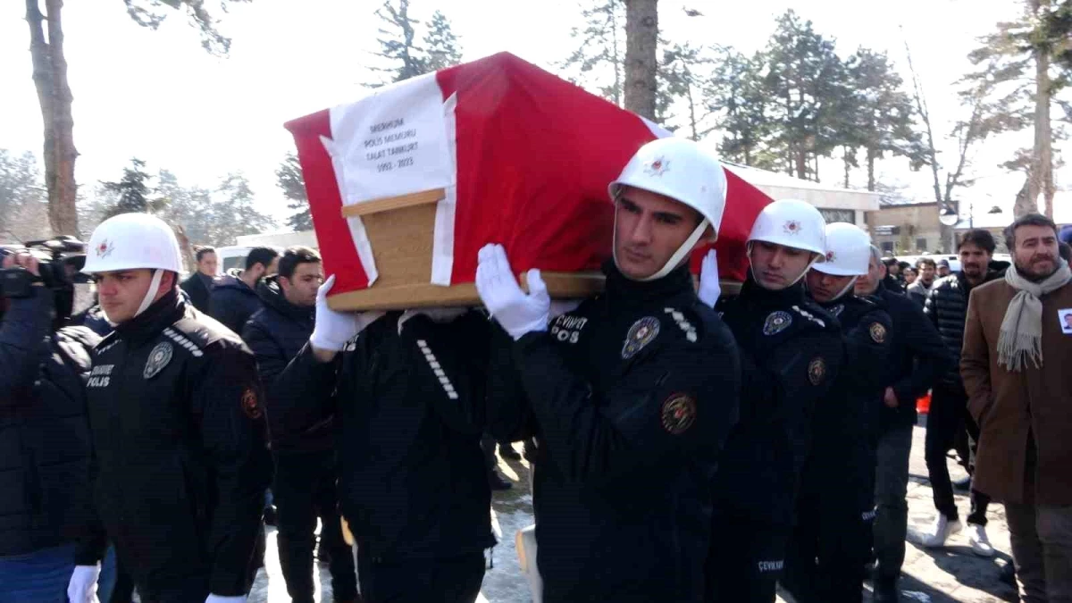 Depremde hayatını kaybeden polis memuru ve eşi Kayseri\'de toprağa verildi