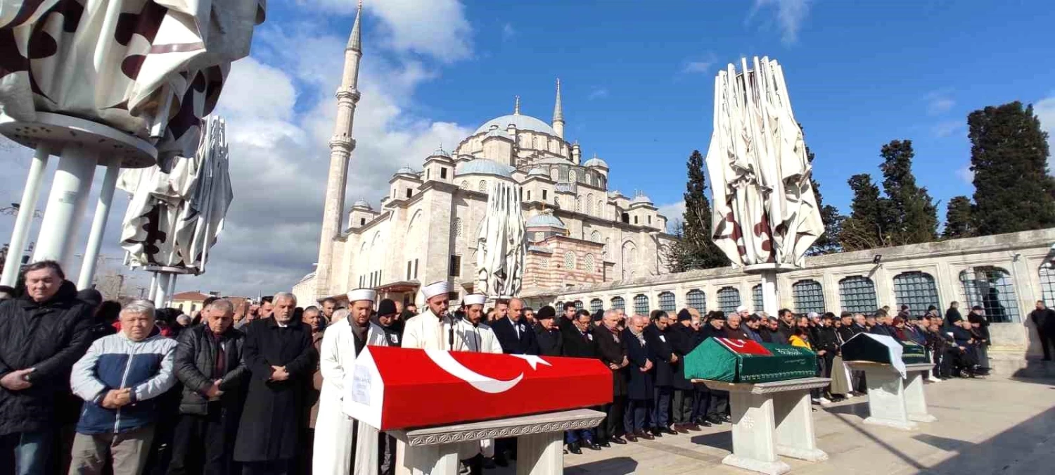 Depremde hayatını kaybeden uzman çavuş ve oğlunun cenazesi Fatih Camii\'nden kaldırıldı