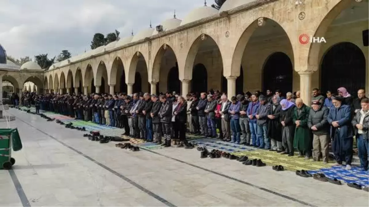 Depremde hayatını kaybedenler için Şanlıurfa\'da gıyabi cenaze namazı