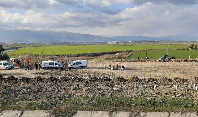 Depremde hayatını kaybedenler yan yana son yolculuğuna uğurlanıyor