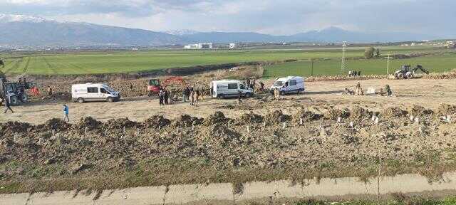 Depremde hayatını kaybedenler yan yana son yolculuğuna uğurlanıyor