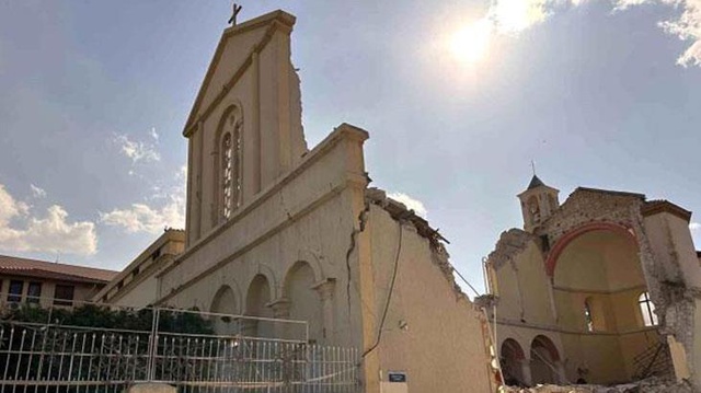 Depremde tarihi kilise de yıkıldı