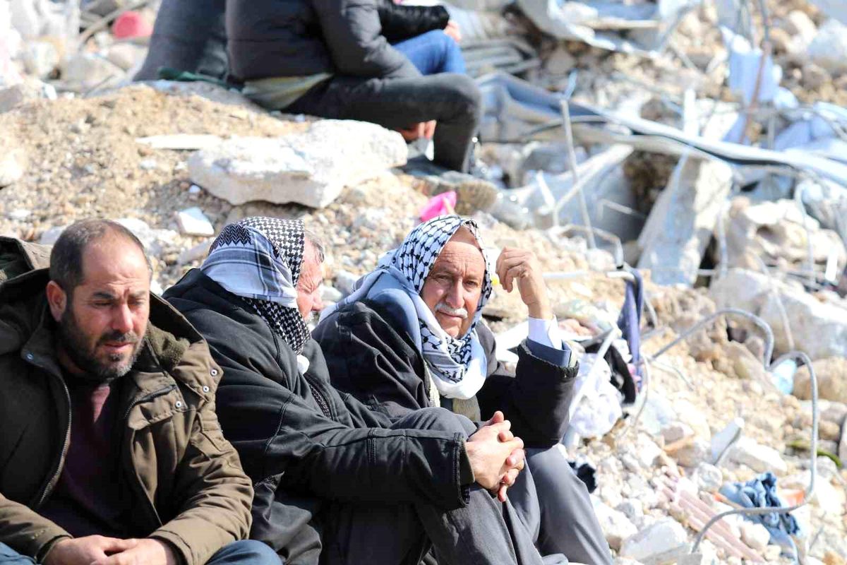 Depremde yıkılan binalar önünde umutlu bekleyişler devam ediyor