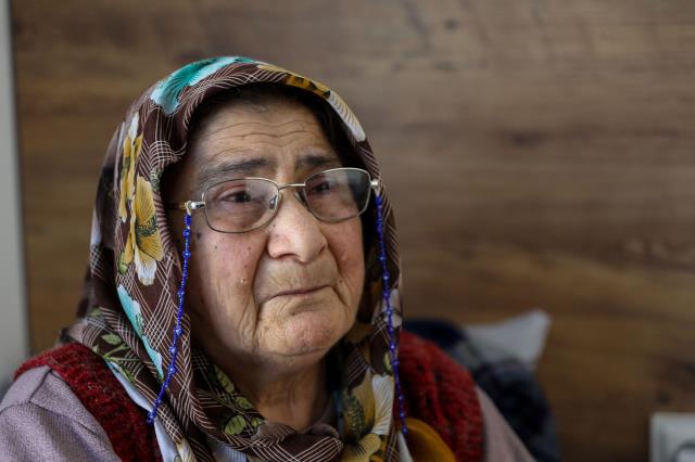 Depremden kurtulan yaşlı kadın geride bıraktığı 7 çocuğu ve 12 torununa ağlıyor