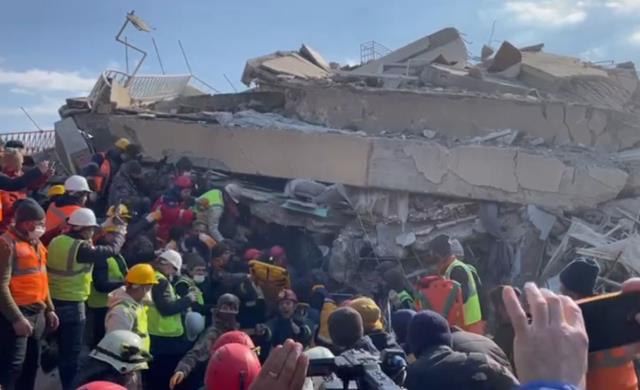 Depremin 107. saatinde 3 kardeş ve anneleri enkazdan canlı olarak çıkarıldı