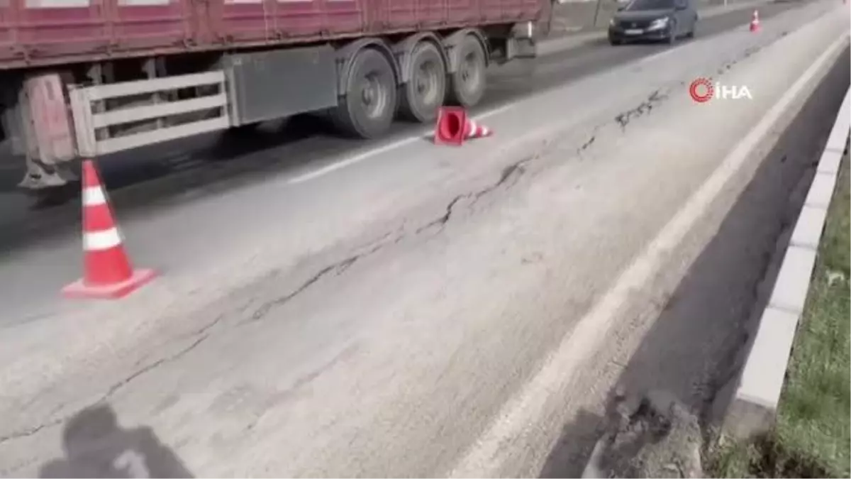 Depremin büyüklüğü yollarda büyük hasarlar oluşturdu