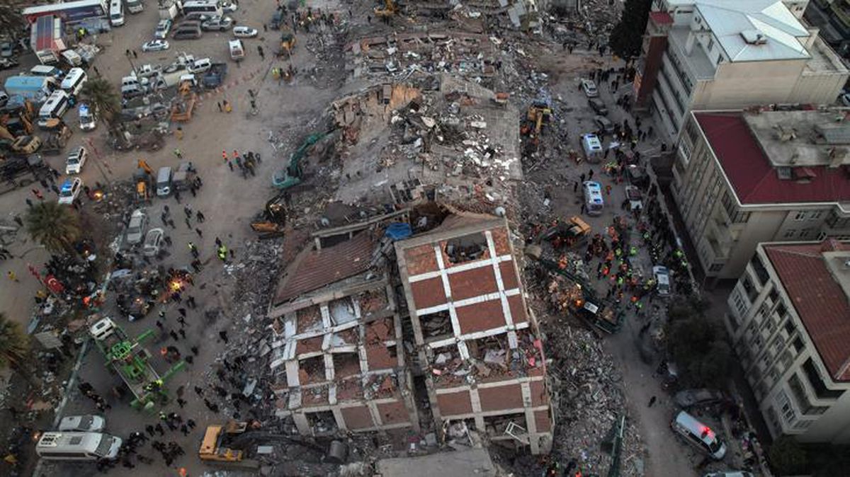 Depremin merkez üssü Kahramanmaraş'ta ekiplerin gece ve gündüz çalışmaları böyle görüntülendi