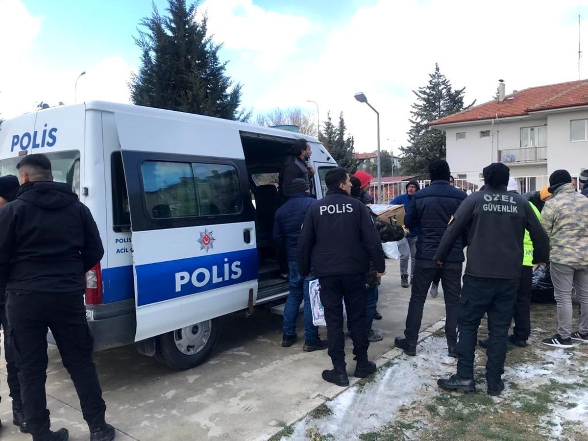 Depremzedelere polisten yardım eli
