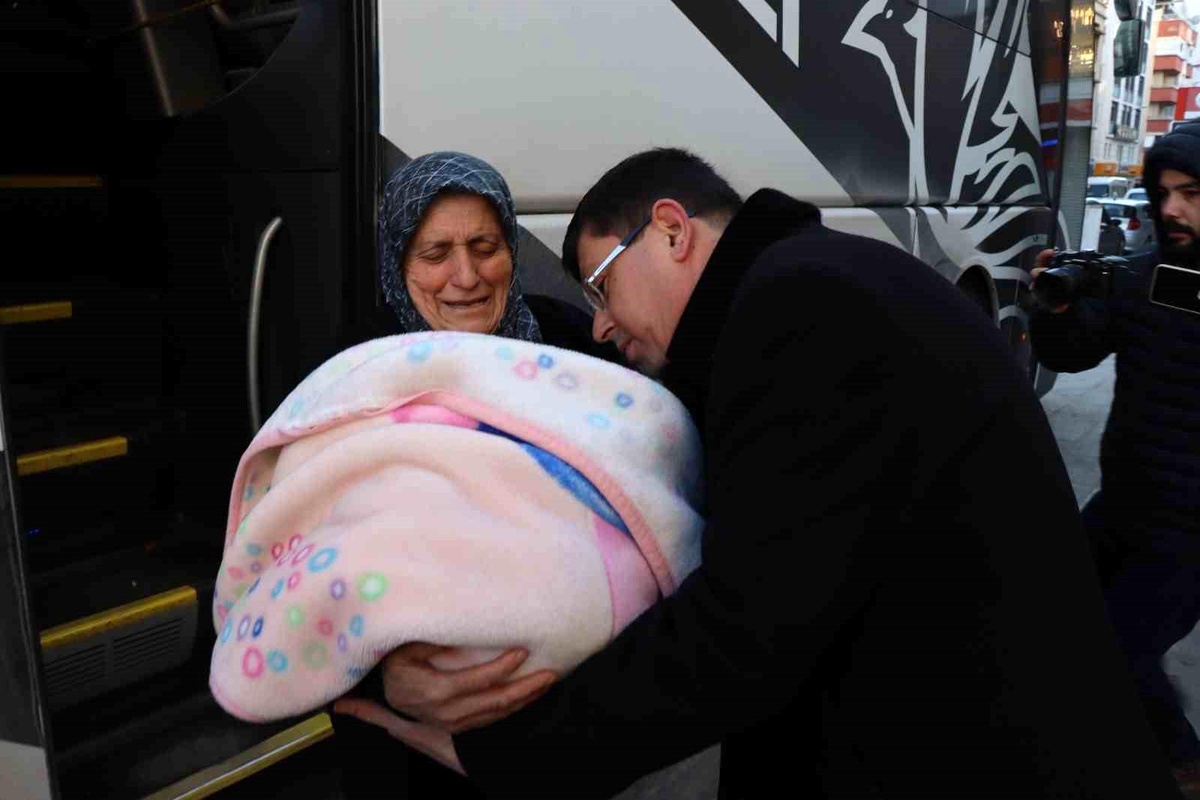 Depremzedeleri Nazilli\'ye getirmek için gönderilen ilk otobüs ilçeye döndü
