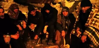 Eksi 9 derecede enkaz bölgesinde ateş başında bekliyorlar