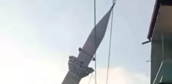 Elazığ'da hasar alan minare kontrollü bir şekilde yıkıldı