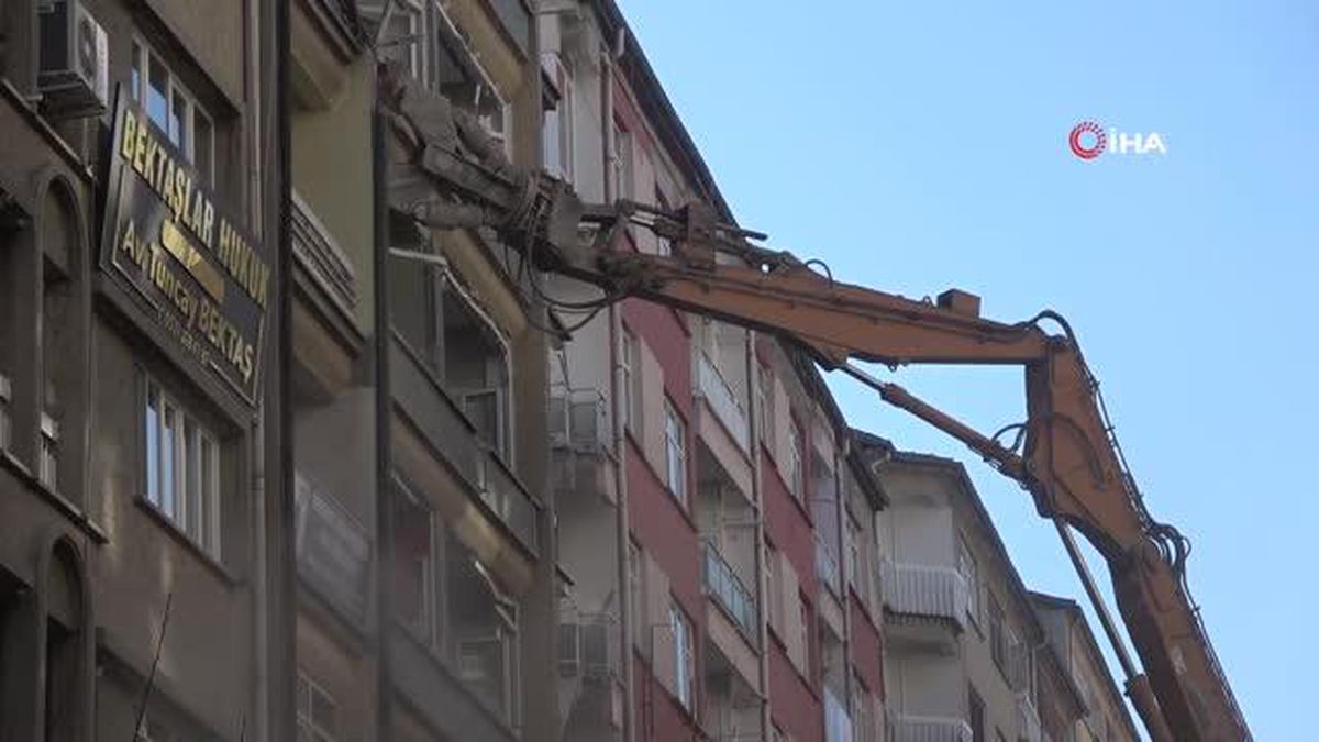 Elazığ Gazi Caddesi'nde yıkım işlemleri başladı