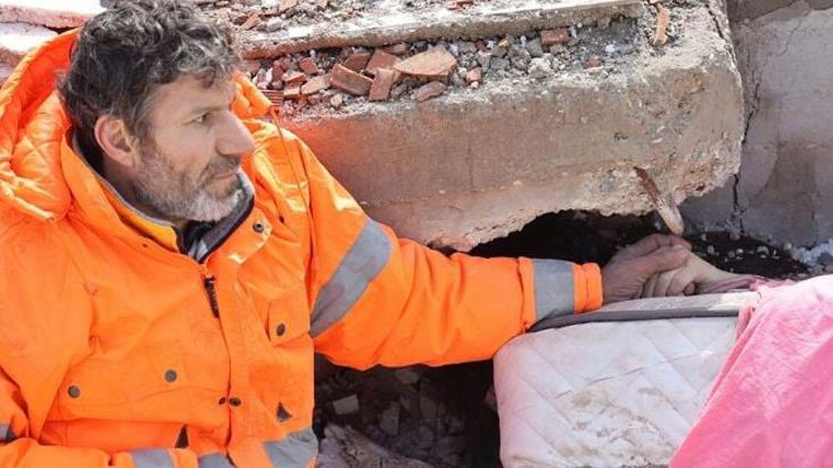 Enkaz altındaki kızının elini bırakmayan baba konuştu: Çıplak ellerimle kazmaya çalıştım