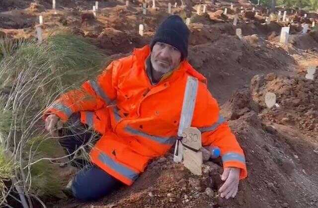 Enkaz altındaki kızının elini bırakmayan baba konuştu: Çıplak ellerimle enkazı kazmaya çalıştım