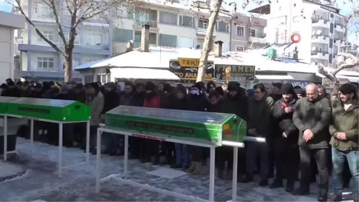 Enkaz altından birbirine sarılı olarak çıkarılan baba ve kızına acı veda