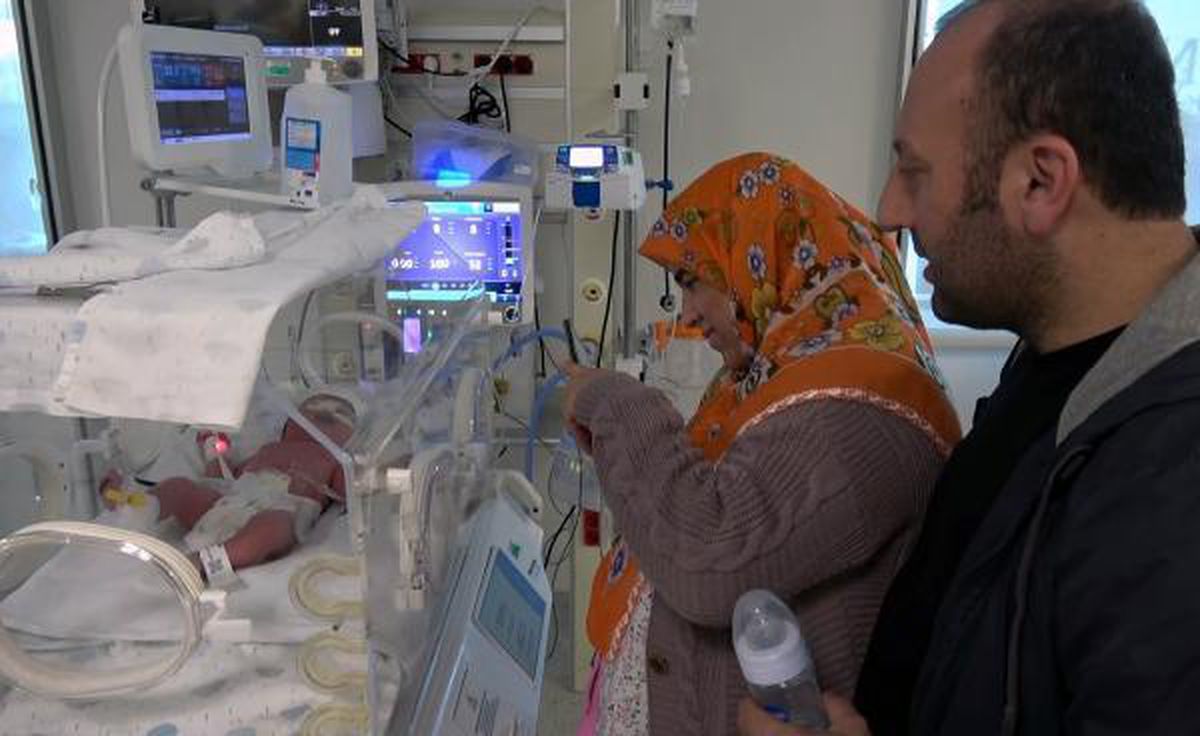 Enkaz altından çıkarılan Fidan, bir gün sonra doğum yaptı