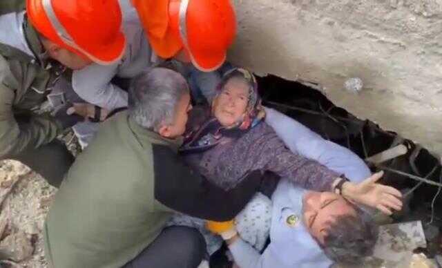 Enkazdan kurtarılan yaşlı kadın 'Yavrularım, çocuklarım' diyerek ekibe sarıldı