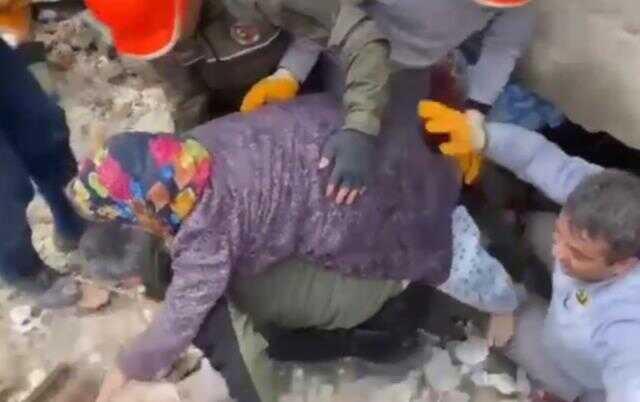 Enkazdan kurtarılan yaşlı kadın 'Yavrularım, çocuklarım' diyerek ekibe sarıldı