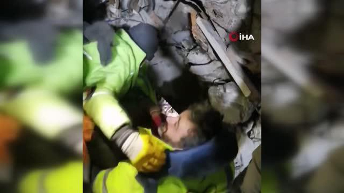 Enkazdan sağ çıkarılan kız çocuğu ağabeylerinden içecek istedi