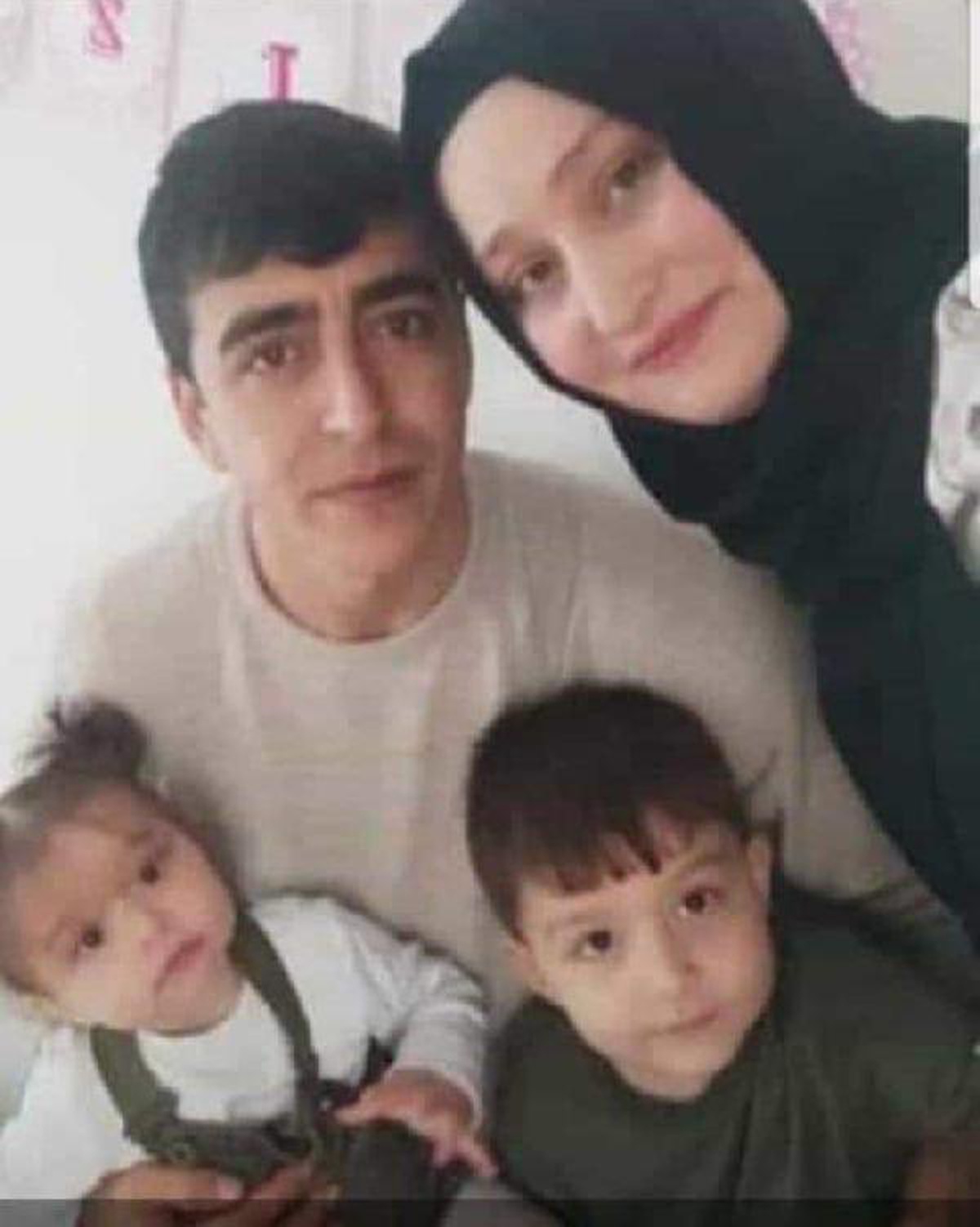 Eşi ve 2 çocuğu depremde kaybeden uzman çavuşu arama çalışmaları sürdürülüyor